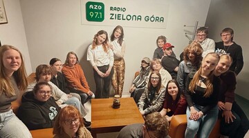 Trymestr 2025/2026: wizyty studyjne w rozgłośniach radiowych i klubie sportowym
